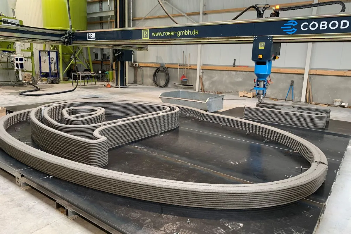 Technologie v Röser GmbH v Laupheimu pochází od technologických lídrů v betonových konstrukcích – 3D tiskárna je výsledkem spolupráce mezi COBOD a PERI.