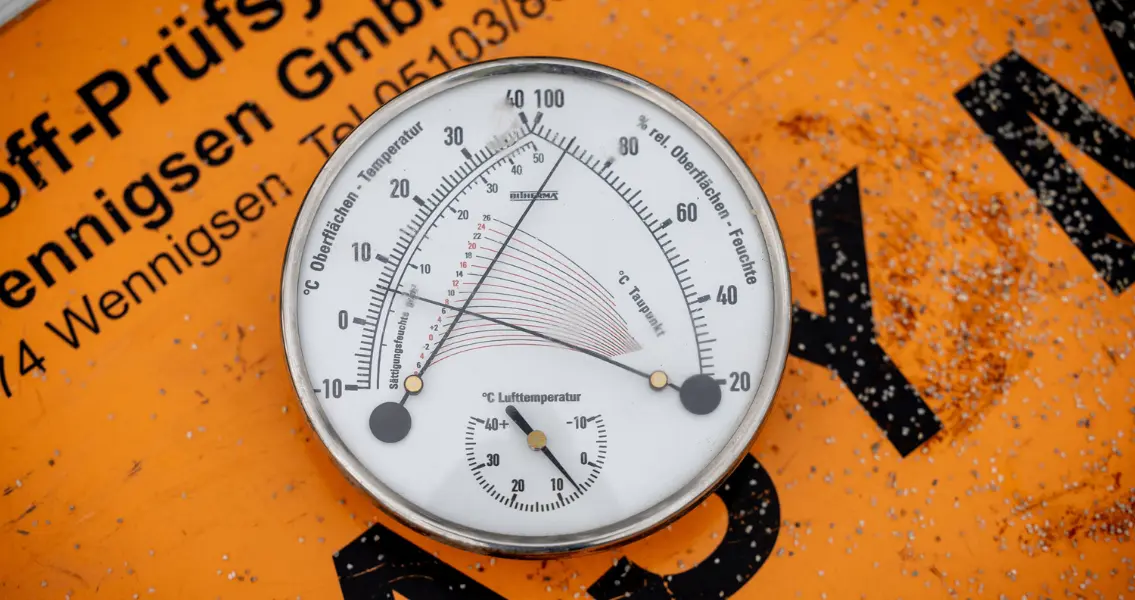 Klimatické okrajové podmínky byly velmi náročné s teplotou vzduchu pod 8 °C a vysokou vlhkostí vzduchu a podkladu.