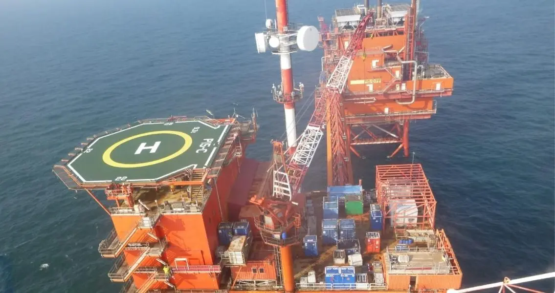 Pohled shora na výrobní plošinu s heliportem
