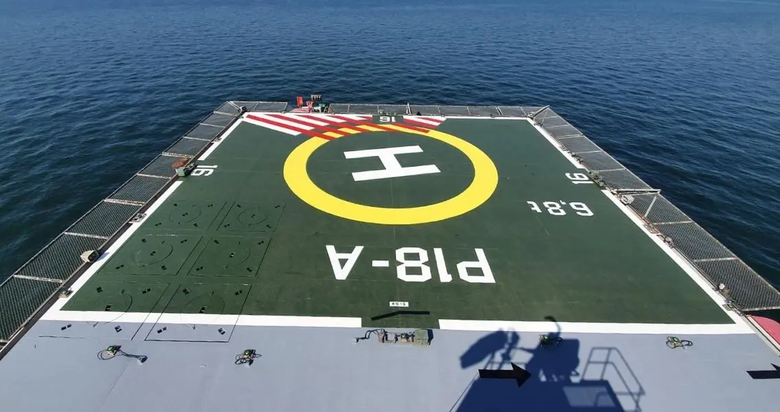 Heliport s dobře viditelným a barevně stálým značením pro bezpečné přistání a vzlet.