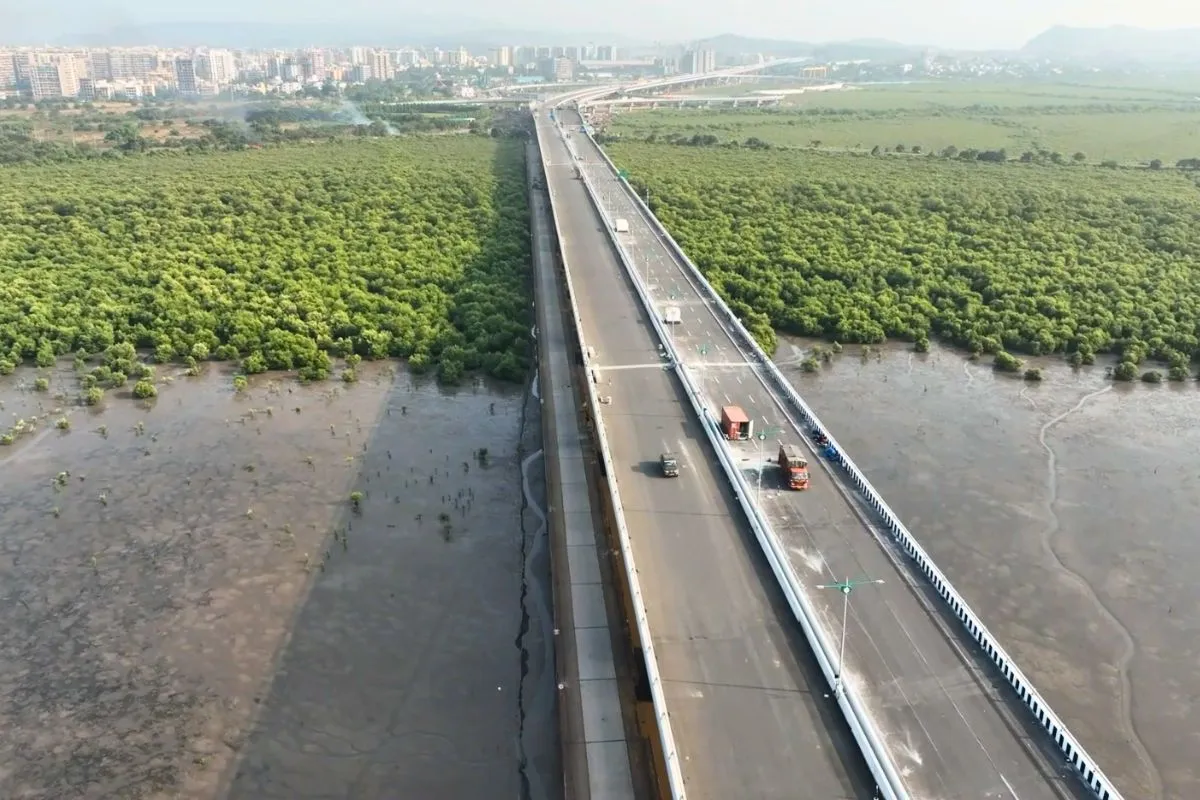 Mumbai Trans Harbour Link, známý také jako Atal Setu, je 21,8 km dlouhý šestipruhový námořní most.