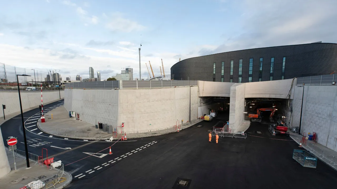 Vjezd do 1,4 kilometru dlouhého dvojitého tunelu.