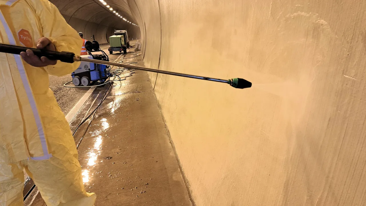 Ochranný nátěr MC-Color T 21 byl aplikován strojním nástřikem.