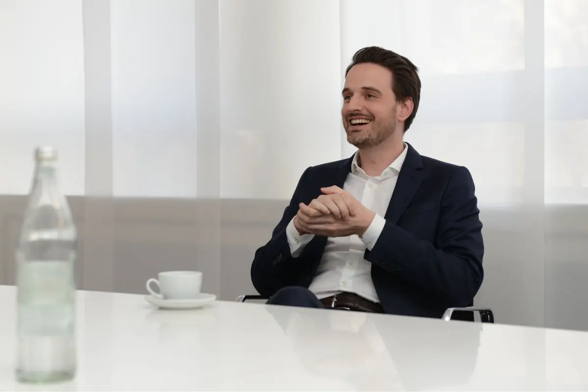 Nicolaus M. Müller při interview k 60letému výročí společnosti.
