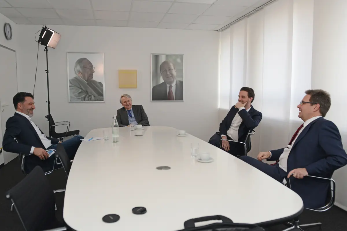 Snímek z interview: Saki M. Moysidis, šéfredaktor časopisu MC aktiv, v rozhovoru s Dr. Clausem M. Müllerem a oběma jednateli společnosti MC Nicolausem M. Müllerem a Dr. Ekkehardem zur Mühlenem.