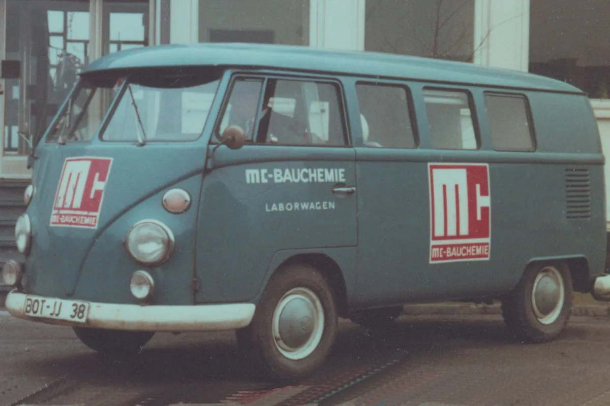 Laboratorní auto před hlavní budovou v 60. letech.