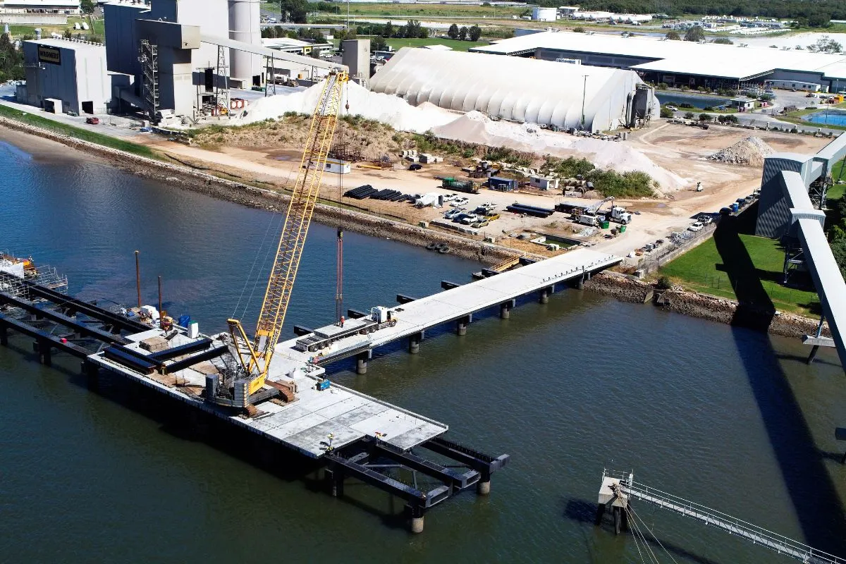 Pohled na Pinkenba Wharf v přístavu Brisbane, Queensland, Austrálie.