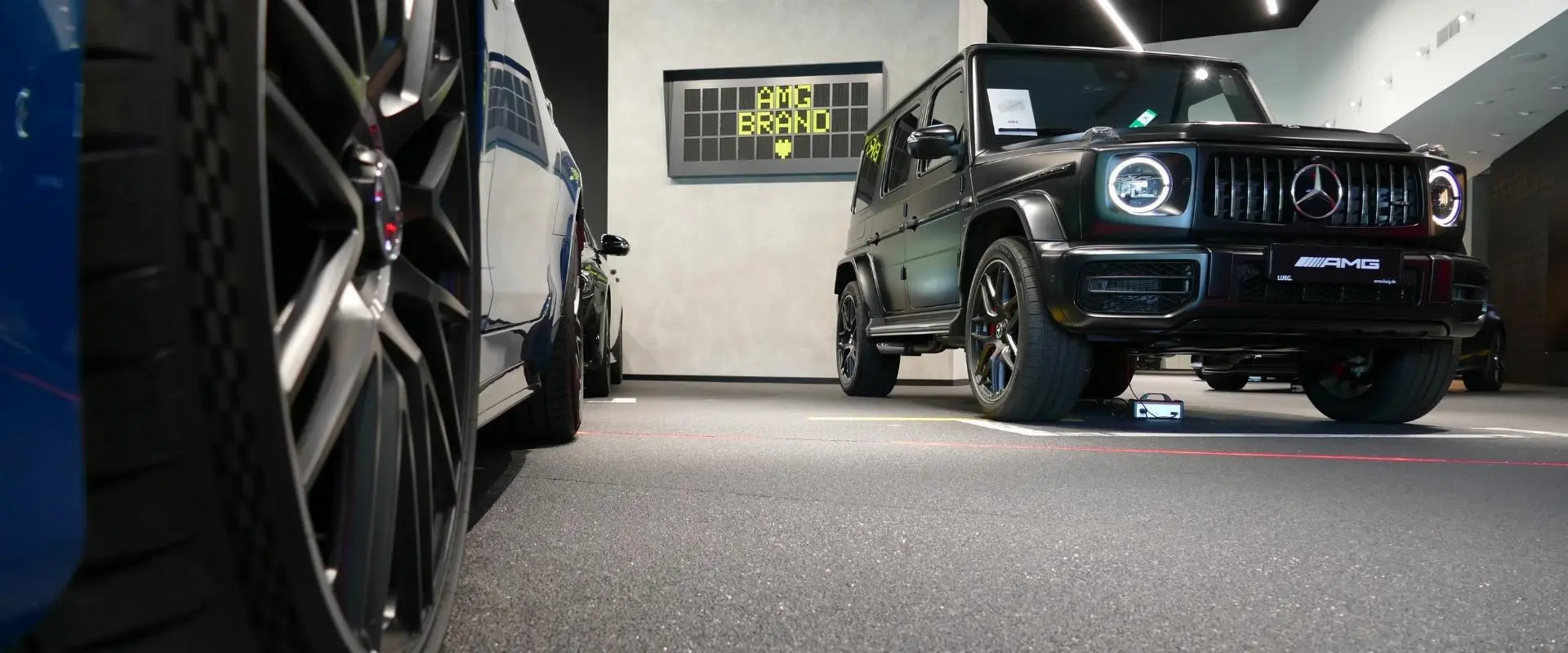 Pohled na podlahu v AMG Performance Centre.