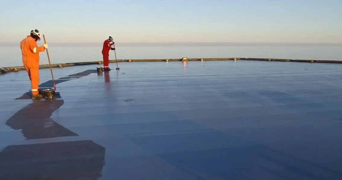 Na podlahovou konstrukci přistávací plochy vrtulníku byl aplikován nátěr válečkováním.
