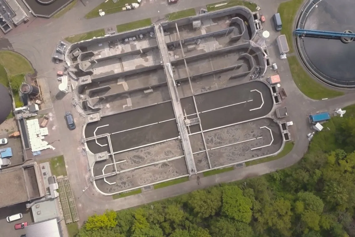 Nádrže čistírny odpadních vod Duisburg Rheinhausen z ptačí perspektivy.