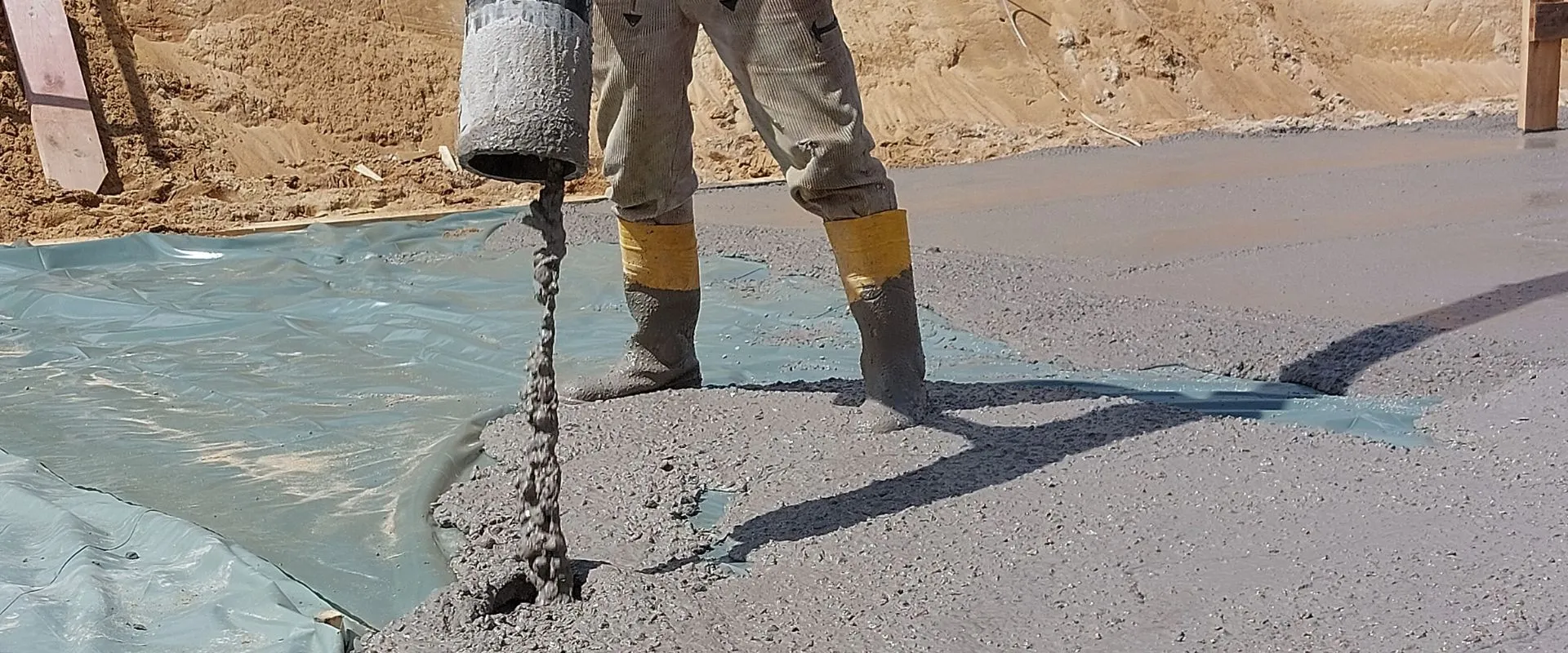 Beton bez obsahu cementu používaný na staveništi