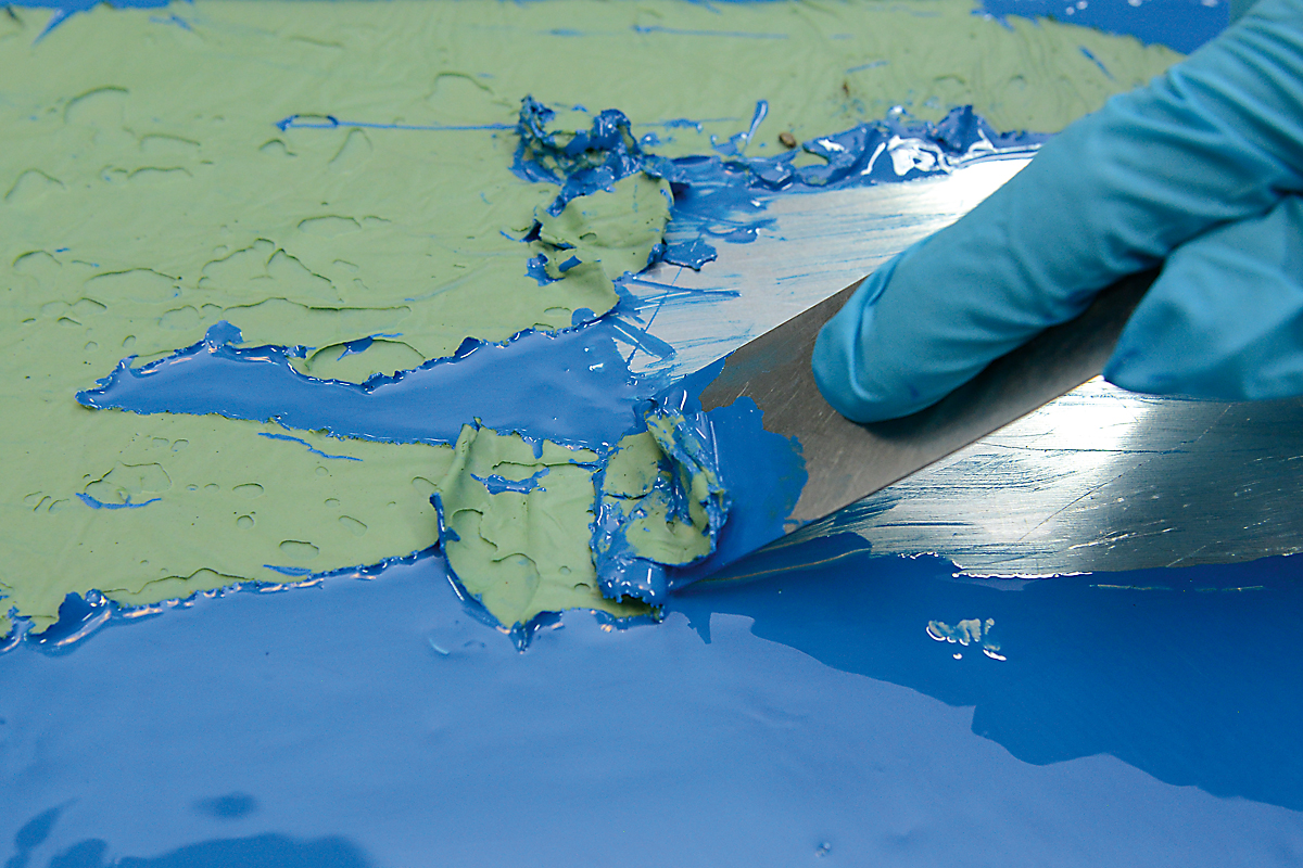 Poté, co se nechá odstraňovač potřebnou dobu působit, lze odstranit několik vrstev barvy v jedné operaci.