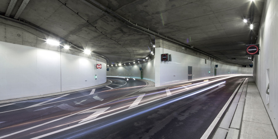 Tunelový nátěr MC-Color T 21 zajišťuje více světla a větší bezpečnost v tunelu: jednosložkový nátěr pro konstrukce dopravních tunelů MC-Color T 21 je velmi odolný a trvanlivý a lze jej snadno a přímo „z kýble“ nanášet válečkováním a strojně airless-nástřikem. Není v žádném případě horší než dvousložkové nátěry a také nabízí zlepšený světelný výkon s optimálním stupněm lesku, zjednodušené a rychlejší čištění, nižší provozní náklady a velmi dobrou ekologickou kompatibilitu. Splňuje také všechny požadavky na chování při požáru.